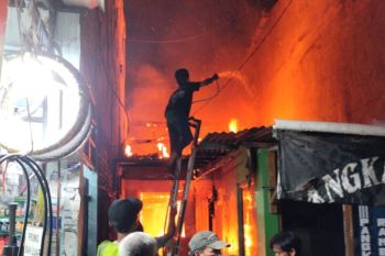 Cekcok dengan istri, suami mabuk bakar rumah