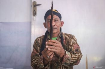 Warga Lamongan gelar jamasan pusaka Keris Korowelang
