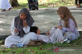FOTO - Ziarah kuburan korban tsunami pada Hari Raya Idul Adha