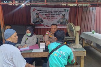 Polresta Barelang periksa kesehatan gratis kepada 100 pengemudi ojek daring