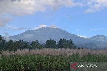 Gunung Raung, Jawa Timur kembali erupsi dengan letusan 400 meter di atas puncak