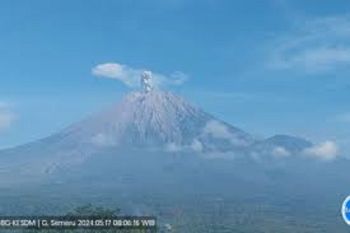 Gunung Semeru erupsi lima kali dengan tinggi letusan hingga 900 meter