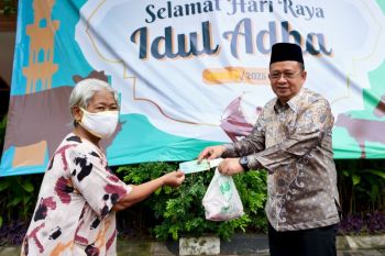 Kemensos bagikan daging kurban