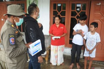 Pembagian masker kepada warga terdampak Gunung Raung