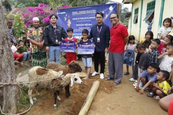 XLSMART salurkan 112 hewan kurban untuk masyarakat Indonesia
