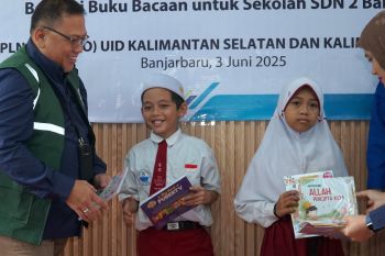 Nazwa dan Rafan semangat baca, dapat bantuan buku dari PLN
