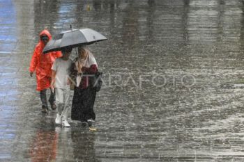 BMKG: Hujan guyur beberapa kota besar RI di akhir pekan