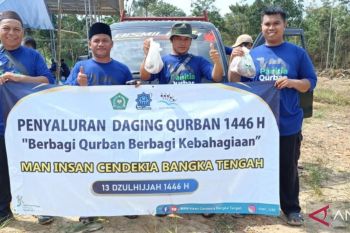 MAN IC Bangka Tengah bagikan 42 paket daging kurban kepada warga Namang dan Sungkap