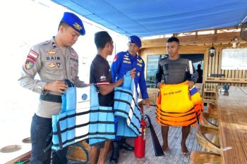Polres Mabar menyambangi kapal wisata tingkatkan keselamatan berlayar