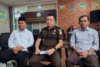 Kejari Cilegon terima tersangka kasus obat ilegal Apotek Gama