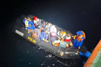 Tim SAR  evakuasi 352 penumpang kapal yang kandas di Perairan Konawe