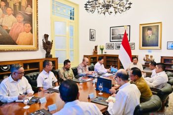 President, ministers discuss giant sea wall construction