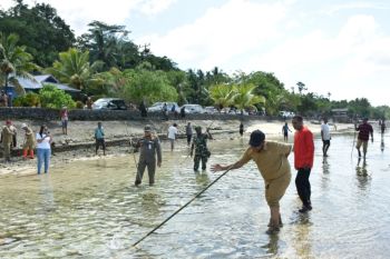 Bupati Biak membuka atraksi budaya menangkap ikan Snapmor
