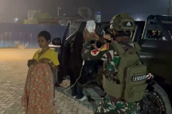 Prajurit Satgas Yonif 512/QY evakuasi warga Ubrub di RSUD Kwailingga