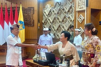 Gubernur Koster intensifkan pengawasan penggunaan tas kresek di pasar