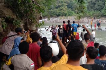 Tim Sar evakuasi korban tenggelam di Sungai Waemese Kabupaten Manggarai