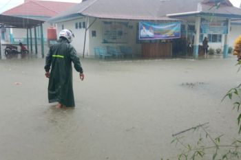 Banjir rendam Tuapejat, akses jalan terputus dan pelayanan Puskesmas terganggu