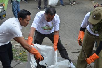 PLN gelar bersih-bersih Pasar Dargo Semarang
