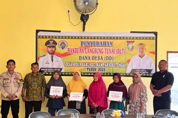 Anggota Bhabinkamtibmasikut awasi penyaluran BLT di Kampar Kiri Tengah