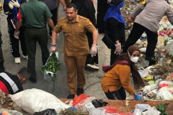 Pemko Pekanbaru kerahkan ASN bersihkan tumpukan sampah dan awasi TPS