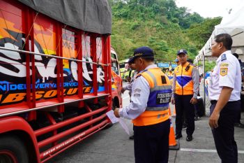 Pengelola  tol Semarang-Solo tertibkan kendaraan kelebihan muatan