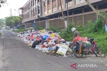 Sampah kian menumpuk, proses ujian di SDN 81 Pekanbaru terganggu