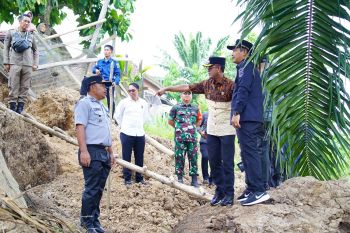 Wakil Bupati Muba tinjau lokasi longsor di Sanga Desa, salurkan bantuan ke warga
