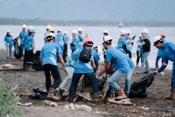 PT Vale IGP Morowali bersih-bersih sampah di area kerja