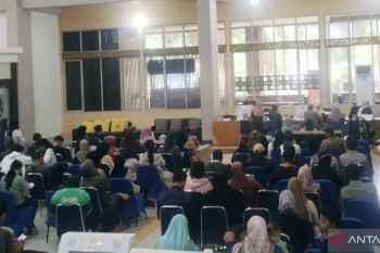 Warga Palembang  berburu DTKS untuk daftar sekolah anak
