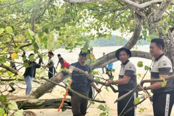 Polisi dan warga bersihkan pantai Pantai Pasir Panjang