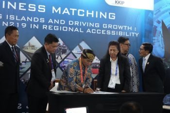 Gubernur Zainal Teken MoU dan LoI Pengembangan Pesawat N219 Amfibi