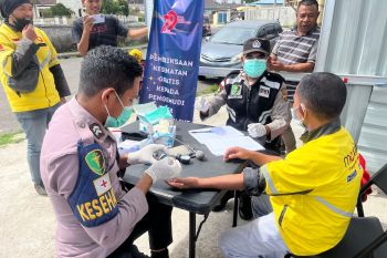 Polres Manggarai melakukan pemeriksaan kesehatan gratis untuk ojol