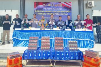 Lanal dan bea cukai Kotabaru musnahkan 35.200 batang rokok ilegal