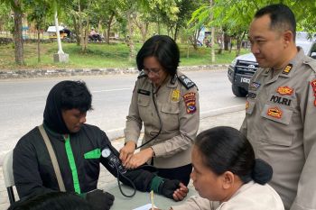 Polisi gelar pemeriksaan kesehatan gratis 400 tukang ojek daring di NTT