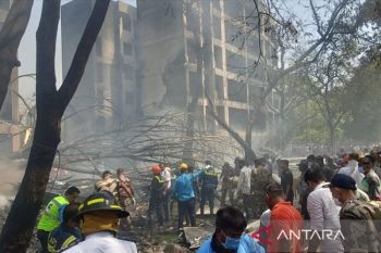 Diperkirakan lebih dari 290 tewas dalam kecelakaan pesawat di India