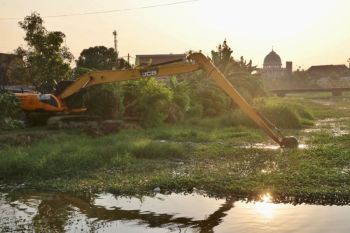 Pemprov  Jateng keruk sedimentasi Sungai Dombo tangani rob Sayung Demak
