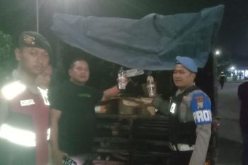 Polres Blitar tahan dua sopir pikap angkut ratusan botol arak