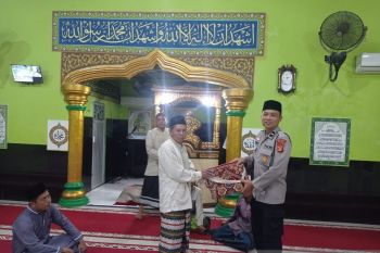 Polres Musi Rawas jalankan program berbagi sajadah ke masjid