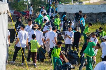 Hari Lingkungan Hidup Sedunia, PLN UIP Nusra bersih pantai Loang Baloq Mataram