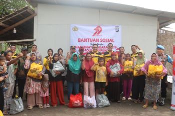 Polisi bagikan 40 paket sembako kepada warga Kecamatan Kalianda