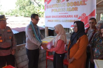 Polda NTT membagikan 100 paket sembako untuk warga tak mampu di Alor