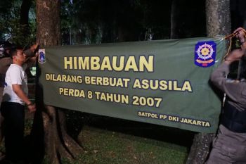 Satpol PP Jakarta Selatan pasang belasan spanduk larangan asusila di Taman Langsat