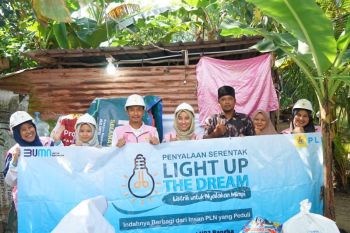 Kolaborasi Srikandi -YBM PLN Babel terangi rumah Sulaiman lewat program Light Up The Dream