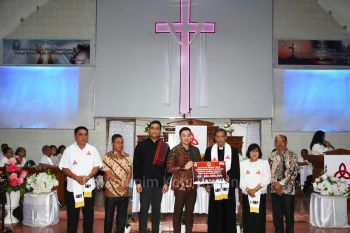 Wali Kota Kupang menyerahkan bantuan Rp200 juta bagi GMIT Silo Naikoten 1