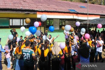 Mama Deden beri storytelling inspiratif ke anak-anak Dayak Meratus Patikalain HST
