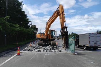 Petugas memperbaiki jalan Tol Cipularang dan Padaleunyi sepekan ke depan