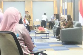 Menkomdigi: Anak-anak saat internetan sama bahayanya ketika menyetir