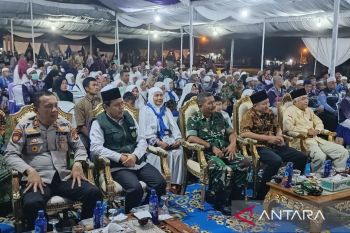 Bupati OKU Timur Lanosin sambut kedatangan jamaah haji Kloter 3