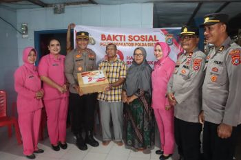 Polres Wakatobi salurkan ratusan paket sembako bagi warga tidak mampu