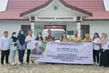 Legislator Murung Raya serahkan bantuan ambulans ke Puskesmas Mangkahui
